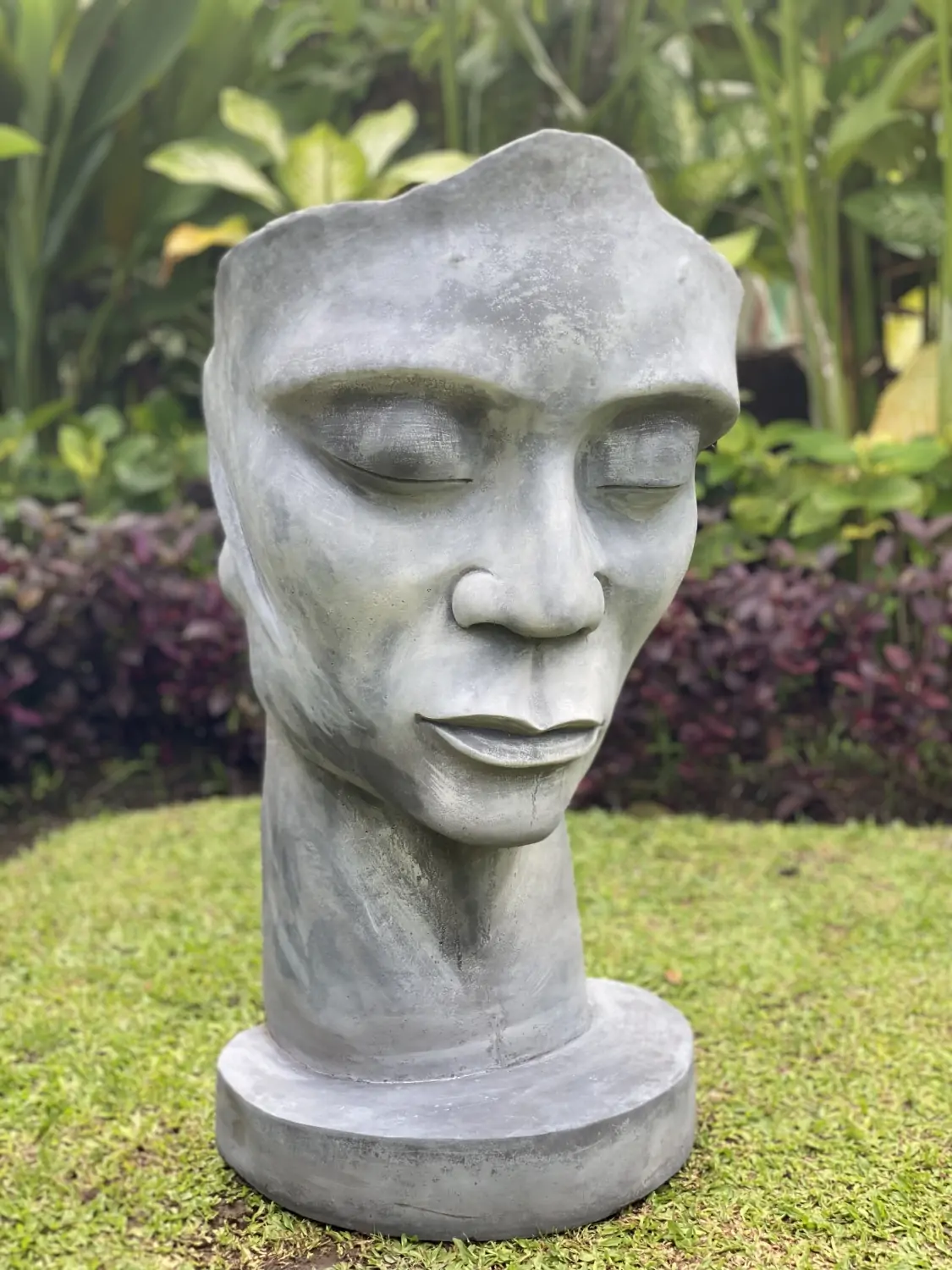 Product image 8 of the product “Dilan - Face looking to the left, 90 cm H | cast stone ”